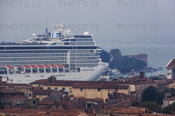 The cruise ship MSC Musica of the shipping company MSC Cruises sails to the cruise terminal Stazione Marittima. Meanwhile