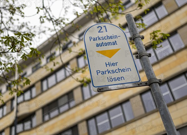 A sign indicates a parking ticket machine. Berlin