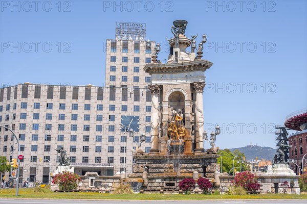 Fountain and Hotel Catalonia Barcelona Plaza