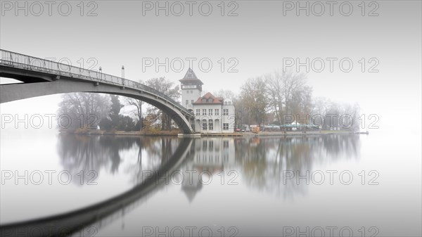 Autumn atmosphere at the Abbey Bridge and Island of Youth in Treptower Park