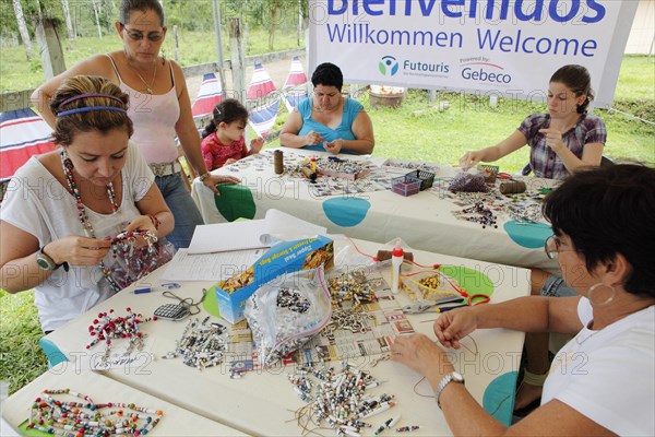 Costa Rican woman made key rings from old newspapers