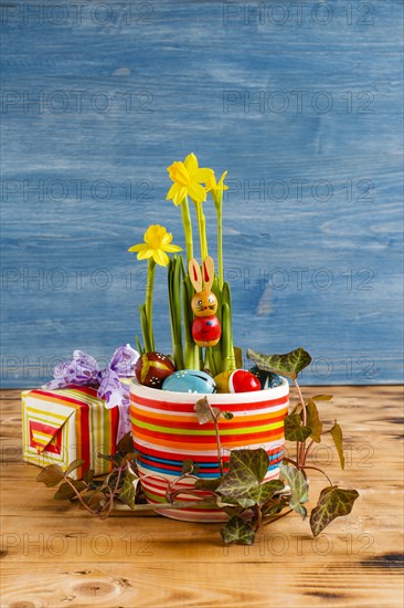 Easter decoration with daffodils in a pot u