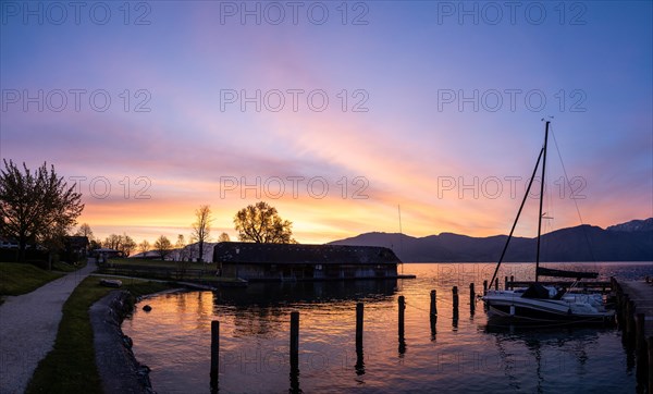 Dawn in front of sunrise at the Attersee