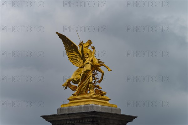 Column with the group of figures Fama in battle on the Pont Alexandre III.