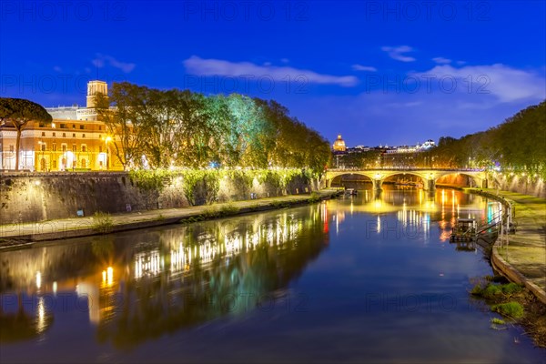 View from the Bridge of Angels to the Ponte Umberto I over the Tiber in the evening light