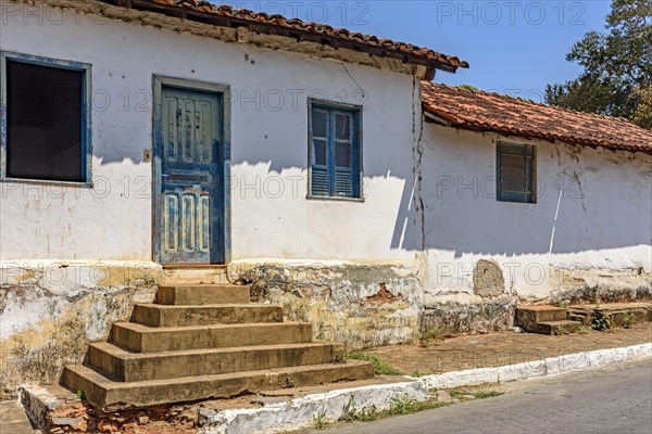 Old weathered house with potholed walls used by poor populations in the interior of Brazil