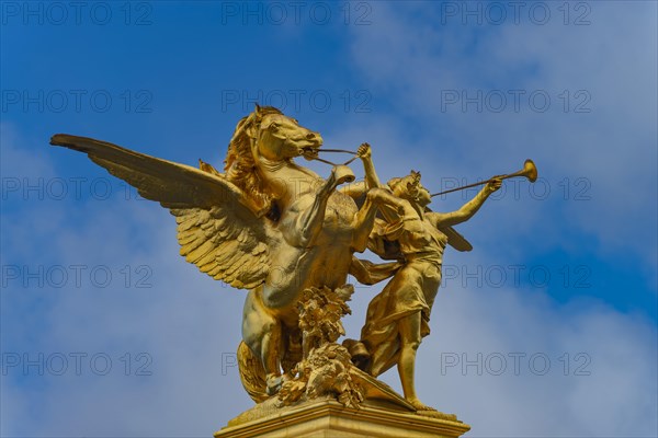 Column with the figural group Fama of War on the Pont Alexandre III.