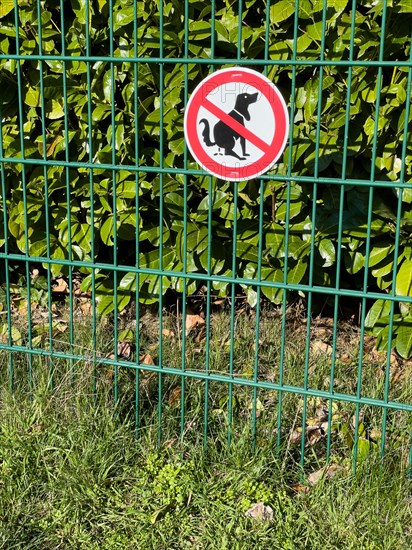 Prohibition sign on garden fence for dog owners against wild defecation of dog dog excrement dog poop