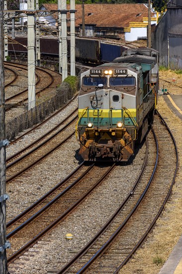 Freight train worn out by time and use arriving in the city of Belo Horizonte