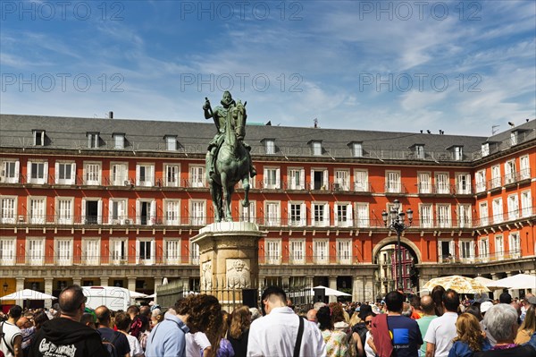 Crowd and equestrian statue of Philip III in the Plaza Mayor