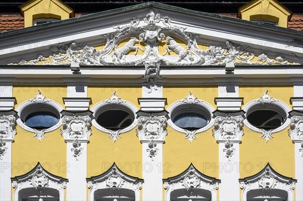 Rich stucco on the tympanum of the London Court built around 1700