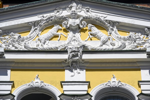 Rich stucco on the tympanum of the London Court built around 1700