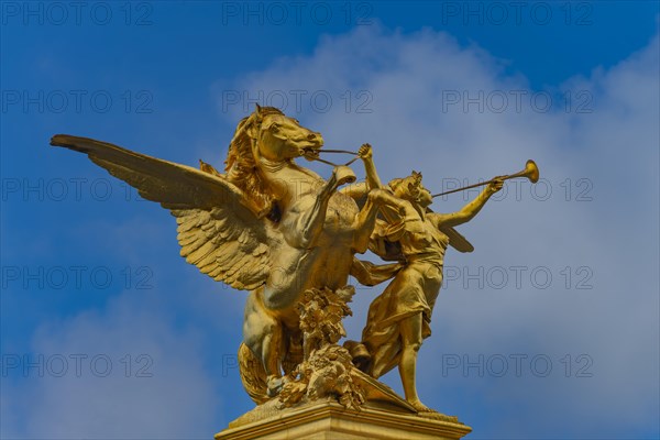 Column with the figural group Fama of War on the Pont Alexandre III.