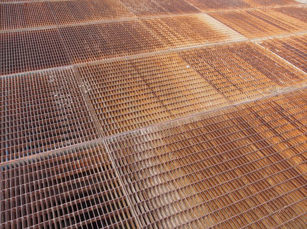 Rusted grid mesh