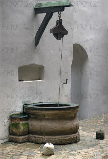 Historical draw well in the courtyard of the Femobaus