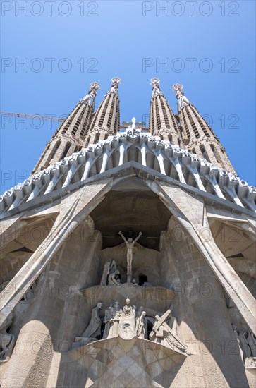 Exterior view of the main facade with towers and FIgures