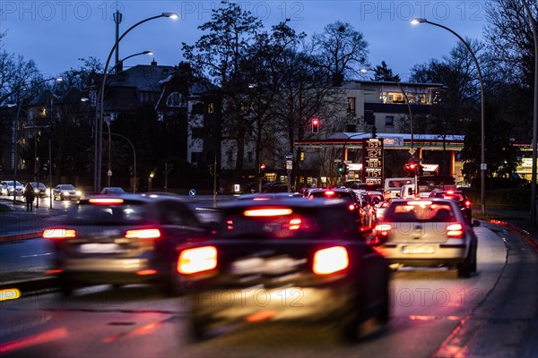 A petrol station with price display stands out behind the rush hour traffic in Berlin