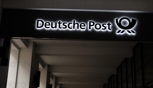 The lettering of the Deutsche Post company at its location in Berlin. 04.02.2022.