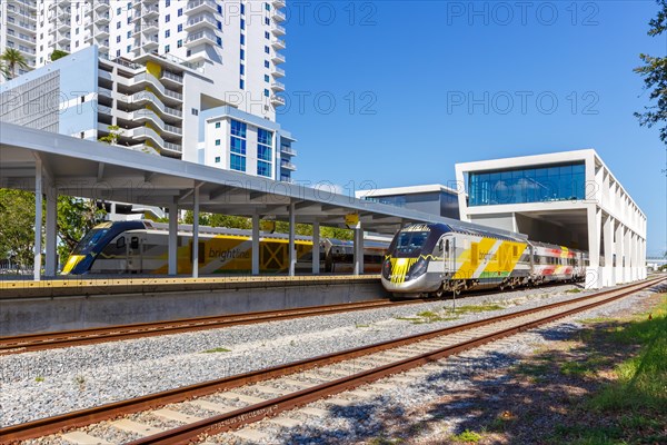 A train of the private railway Brightline Schnellzug Bahn in the station West Palm Beach