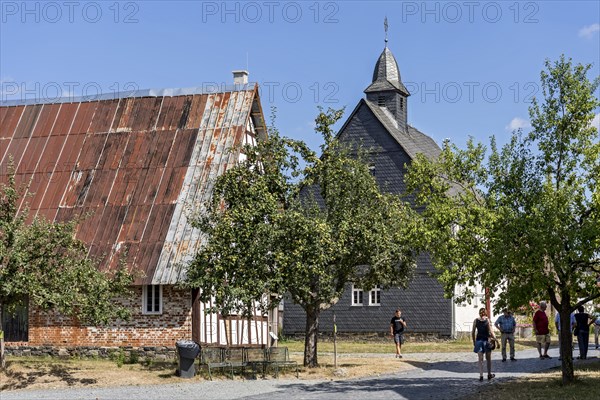 People in front of historic half-timbered houses from Mademuehlen and Muenchhausen