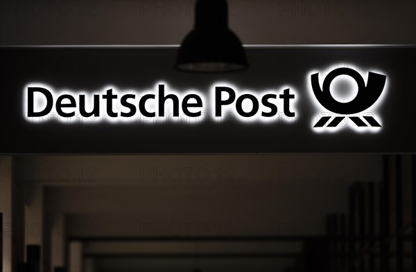 The lettering of the Deutsche Post company at its location in Berlin. 04.02.2022.