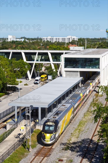 A train of the private railway Brightline Schnellzug Bahn at Fort Lauderdale station