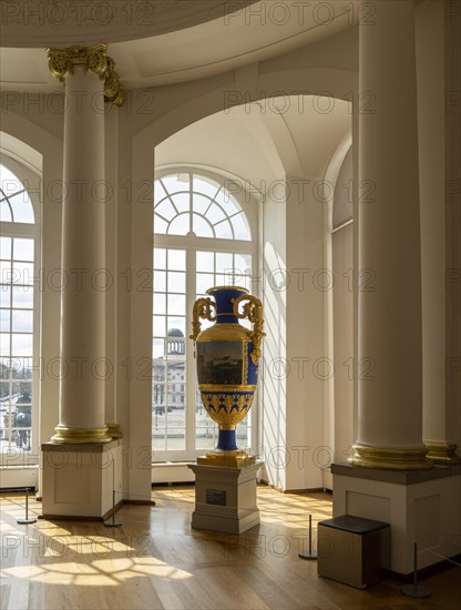 State vases in the upper round hall