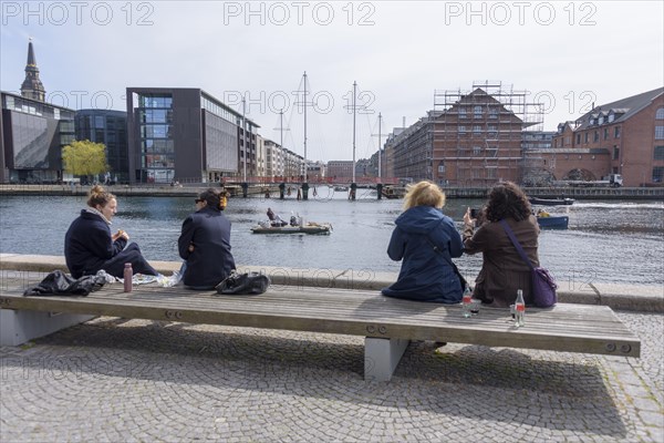 Passers-by and tourists in front of the Black Diamond