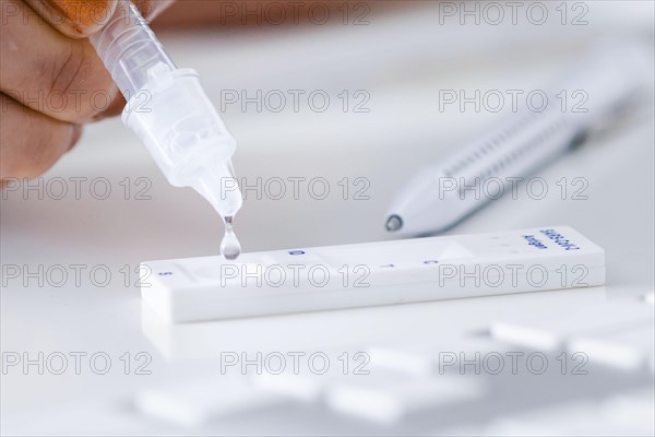 Symbol photo on the topic ' Compulsory testing in the office '. A Sars Covid-19 antigen rapid test lies on the keyboard of a computer. Berlin