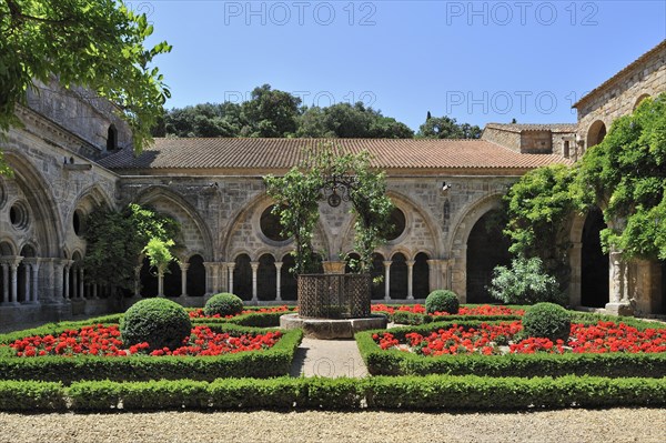 Cloister and well at the Fontfroide Abbey