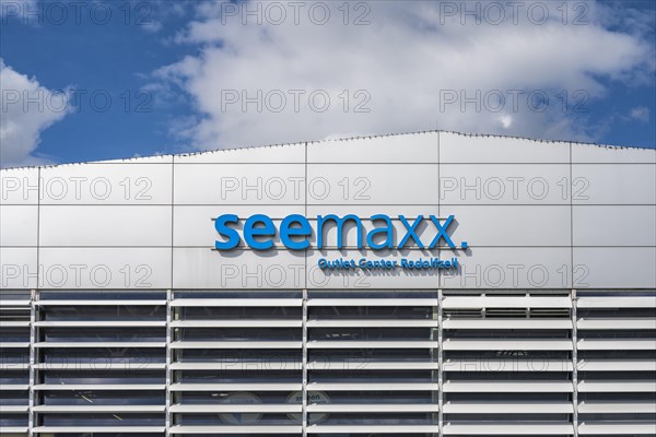 Logo of seemaxx Outlet Center Radolfzell on an aluminium facade cladding