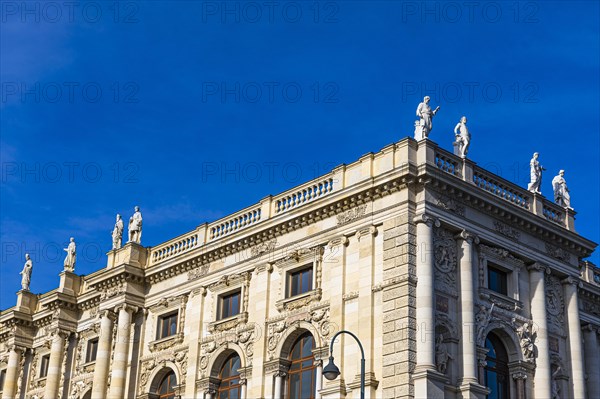 Marble figures on the roof of the Kunsthistorisches Museum