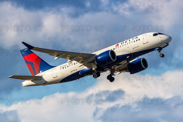 A Delta Air Lines Airbus A220-100 aircraft with registration N122DU at West Palm Beach Airport