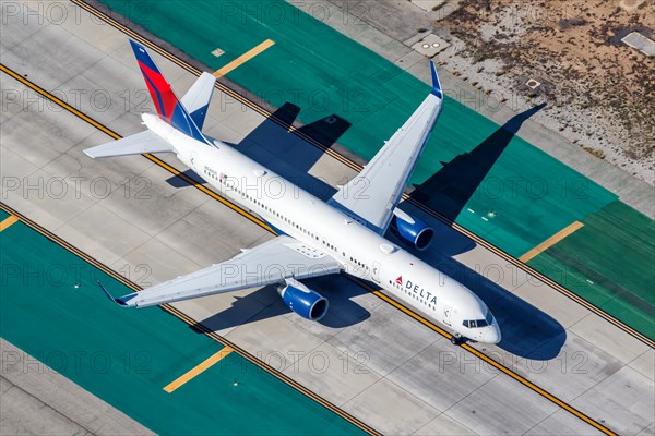 A Delta Air Lines Boeing 757-200 aircraft with registration number N546US at Los Angeles Airport