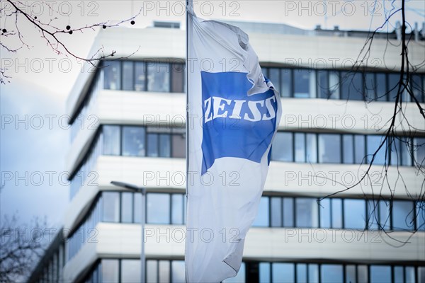 A flag with the logo of the Carl Zeiss company in front of a branch in Berlin