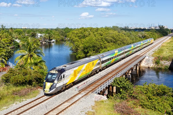 A train of the private railway Brightline Schnellzug Bahn in Deerfield Beach