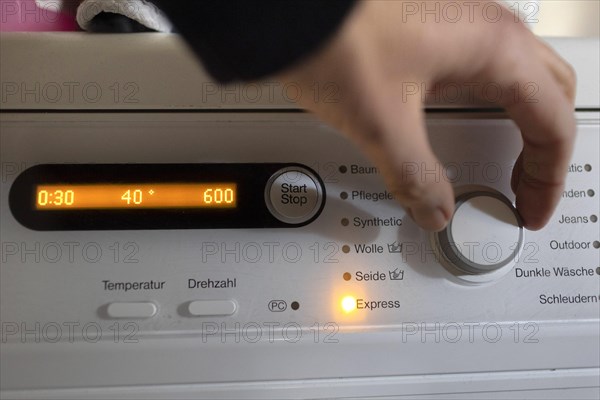 Washing machine in express programme to save energy