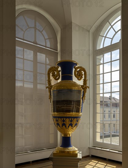 State vases in the upper round hall