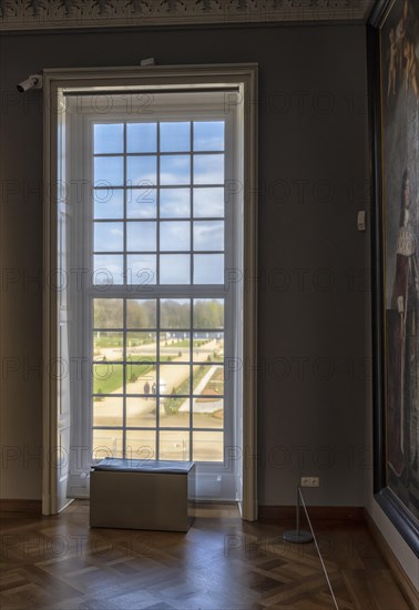 Floor window in the upper round hall