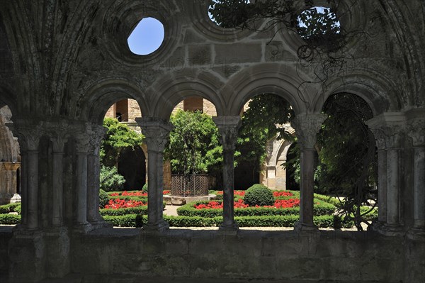 Cloister and well at the Fontfroide Abbey