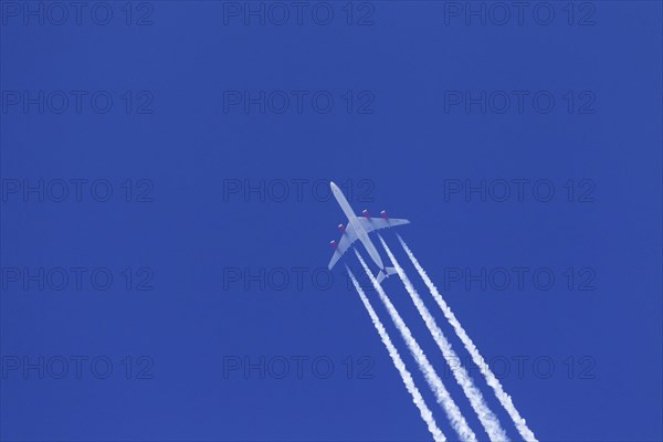 Engine exhaust contrails