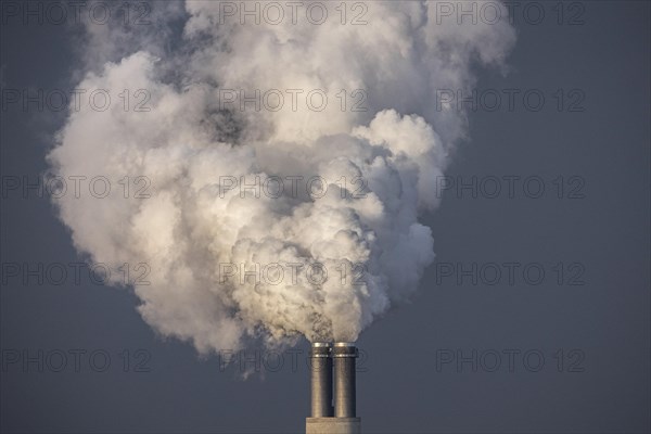 The chimney of the Reuter West cogeneration plant stands out in Berlin