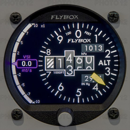 Digital cockpit device for the instrument panel in the pilot's cabin