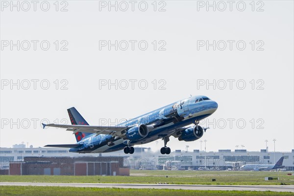 Airbus A320-214 in Magritte livery