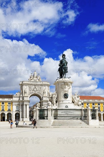 Equestrian statue of King Jose I and triumphal arch Arco da Rua Augusta