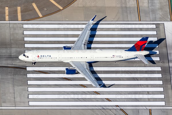 A Delta Air Lines Airbus A321 aircraft with registration N349DX at Los Angeles Airport