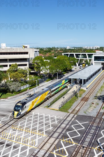 A train of the private railway Brightline Schnellzug Bahn at Fort Lauderdale station