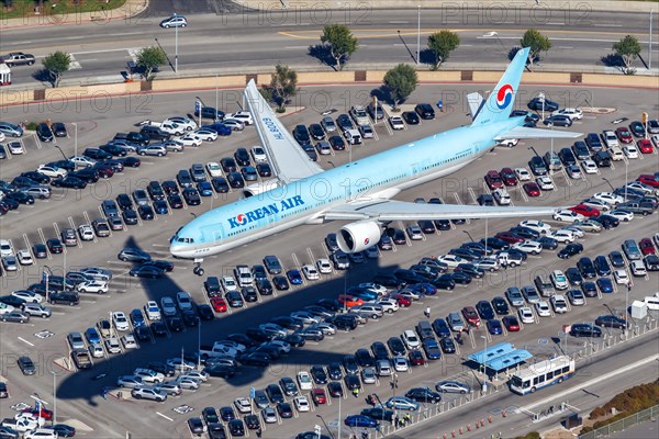 A Korean Air Boeing 777-300