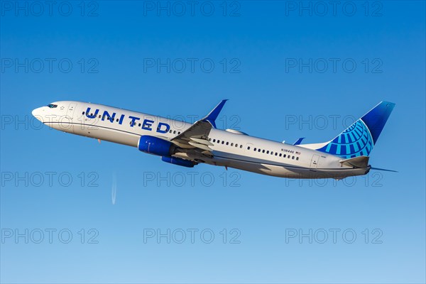 A United Airlines Boeing 737-900ER aircraft with registration number N38446 at Los Angeles Airport