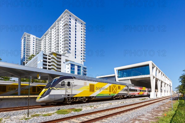 A train of the private railway Brightline Schnellzug Bahn in the station West Palm Beach